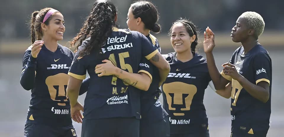 Jugadoras de Pumas celebrando un gol