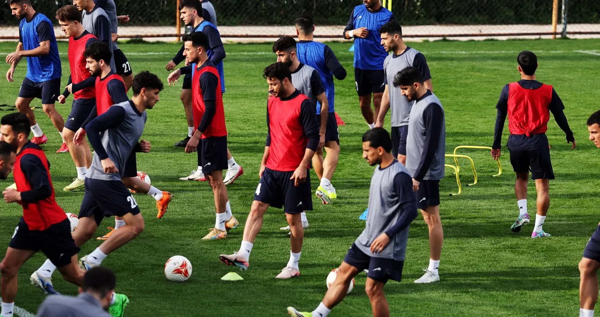 Jugadores entrenando en el campo de fútbol
