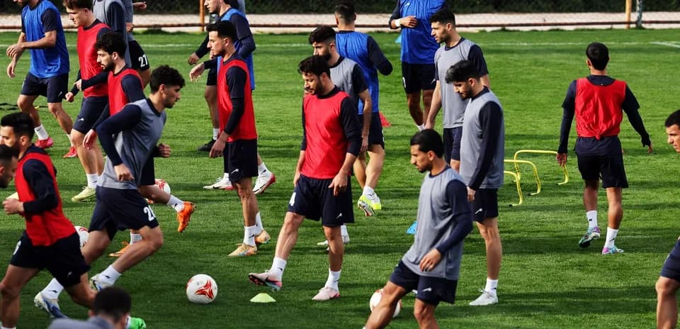 Jugadores entrenando en el campo de fútbol