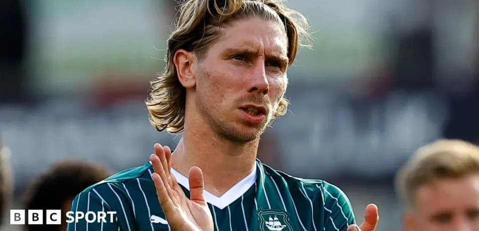 Jugador aplaudiendo en el campo durante el partido