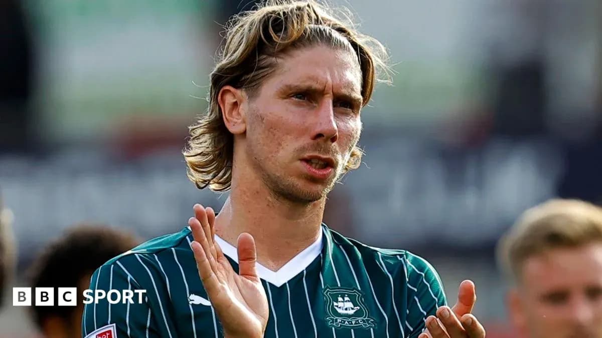 Jugador aplaudiendo en el campo durante el partido
