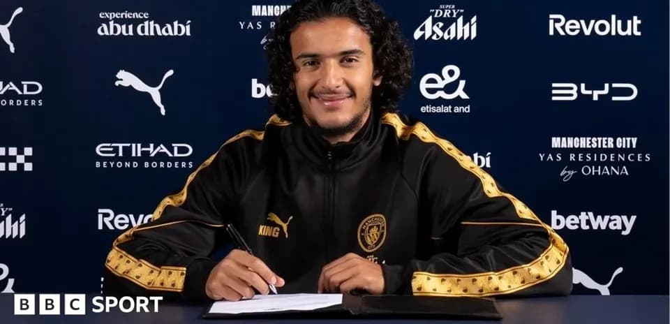 Jugador firmando contrato en conferencia de prensa