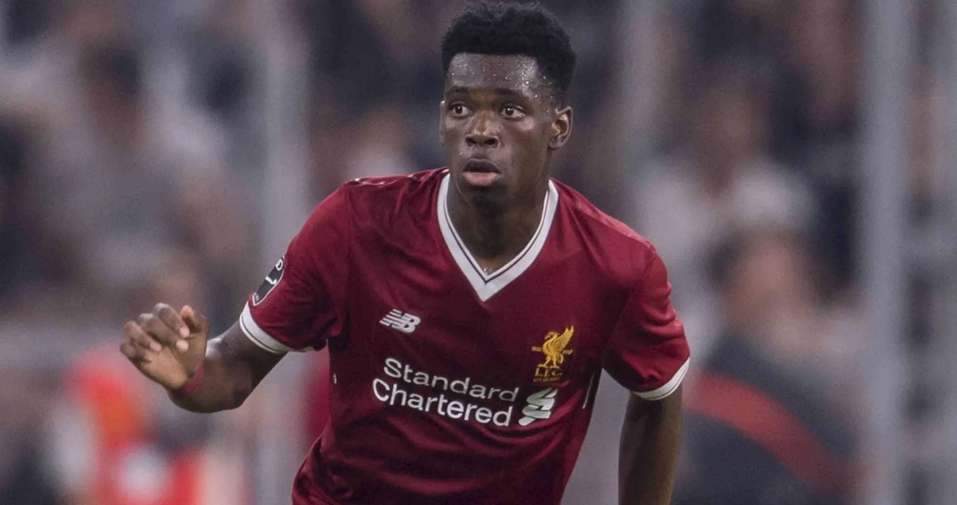 Jugador de Liverpool corriendo durante un partido