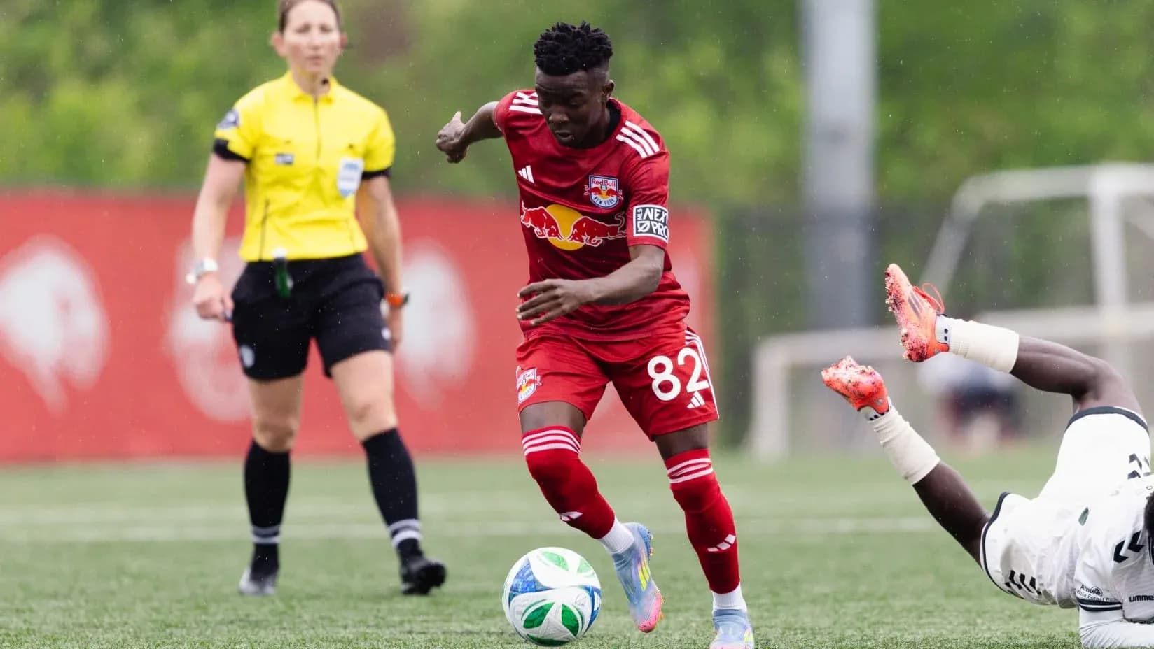 Jugador de New York RB II avanzando con el balón