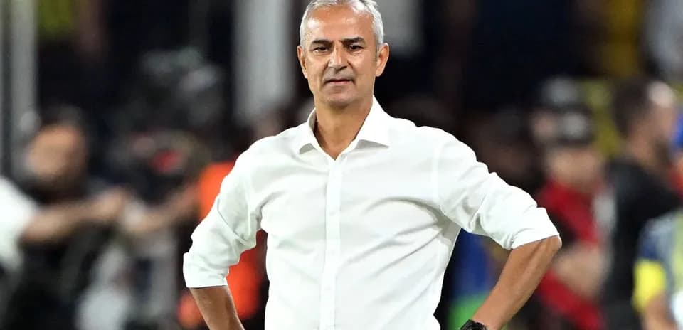 Entrenador observando el partido desde la banda