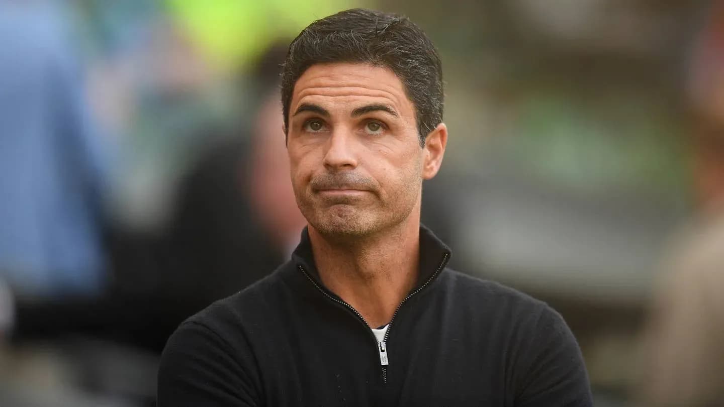 Entrenador observando el partido desde la banda