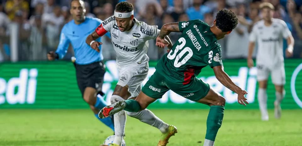Jugador de Santos driblando a defensa de León