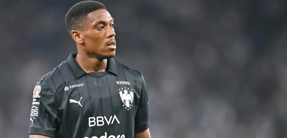 Jugador de Monterrey en el campo durante partido