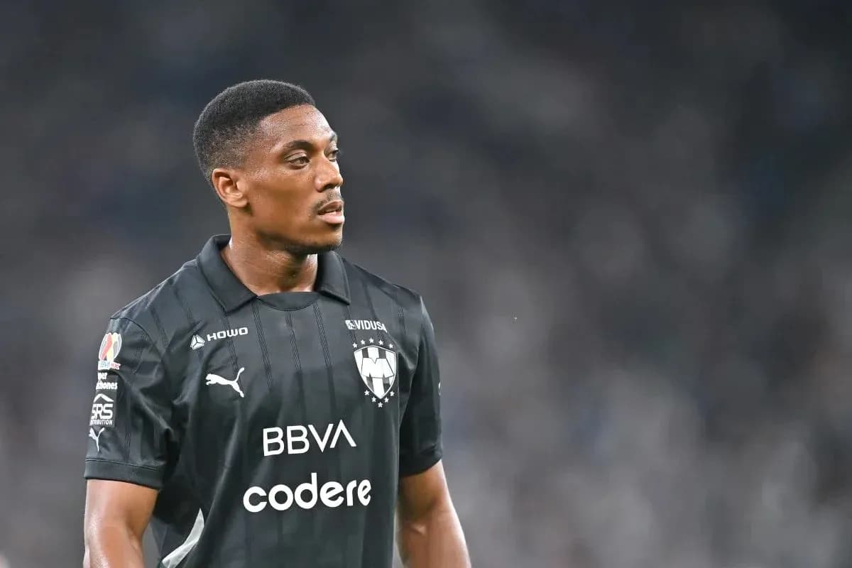 Jugador de Monterrey en el campo durante partido