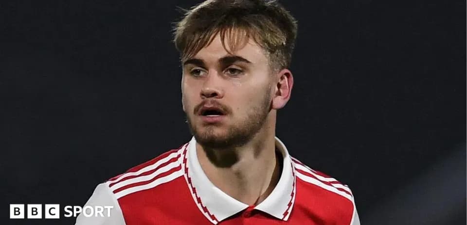 Jugador con camiseta roja del Arsenal en el campo