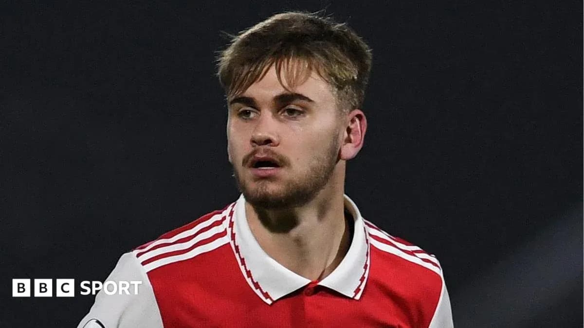Jugador con camiseta roja del Arsenal en el campo