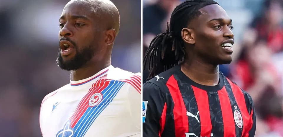 Dos jugadores en acción, uno con camiseta blanca y otro con roja