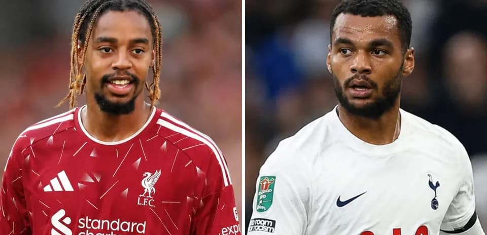 Jugadores de Liverpool y Tottenham en campo