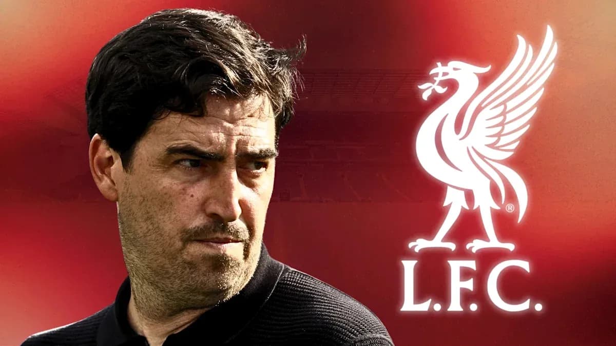 Entrenador de Liverpool con logo del club de fondo