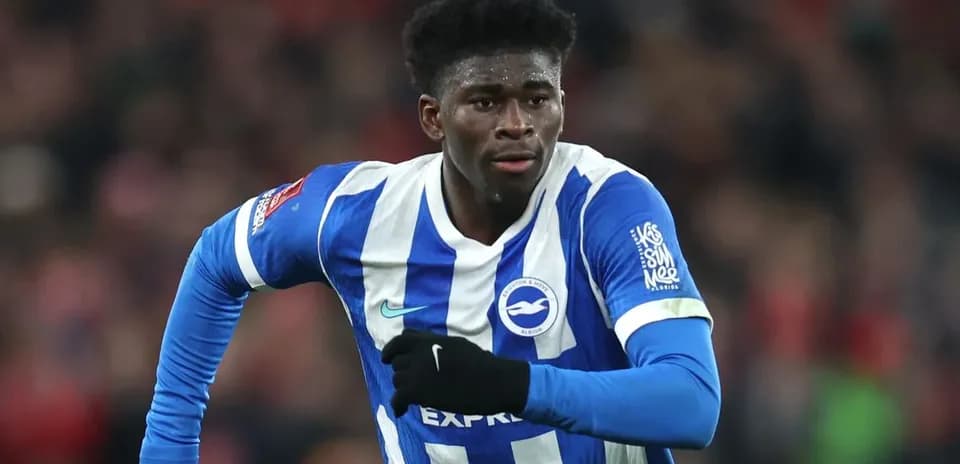 Jugador de Brighton corriendo en el campo de fútbol