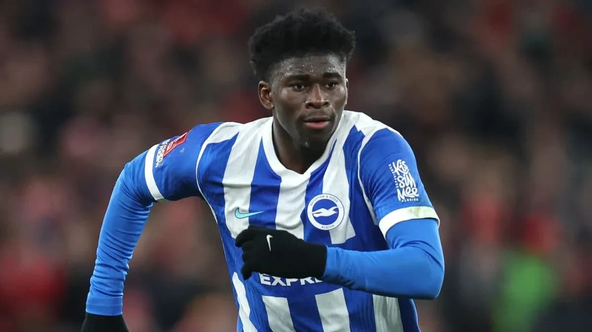 Jugador de Brighton corriendo en el campo de fútbol
