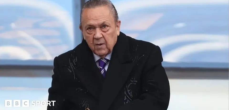 Hombre en un abrigo oscuro en el estadio