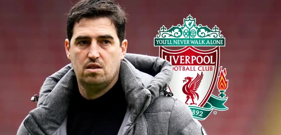 Entrenador frente al escudo del Liverpool FC