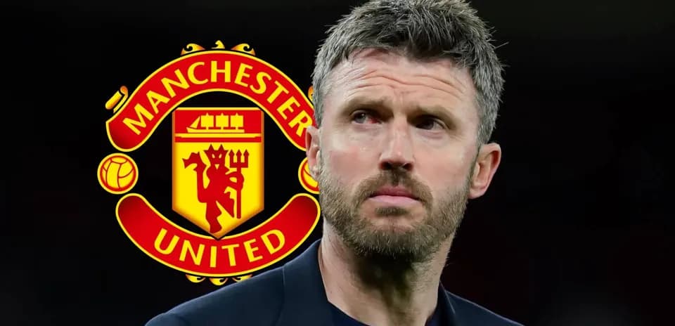 Entrenador de Manchester United con logo de fondo
