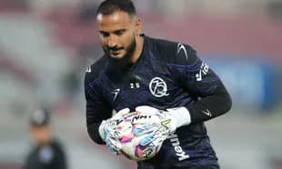 Portero de Club Querétaro con balón