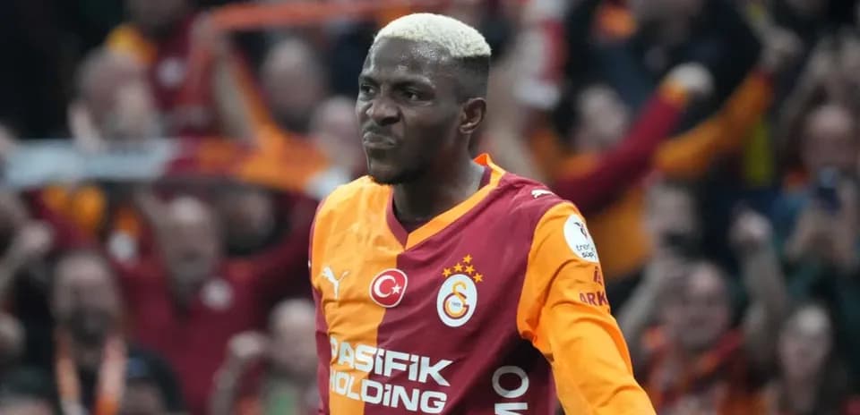 Jugador de Galatasaray celebrando en el estadio