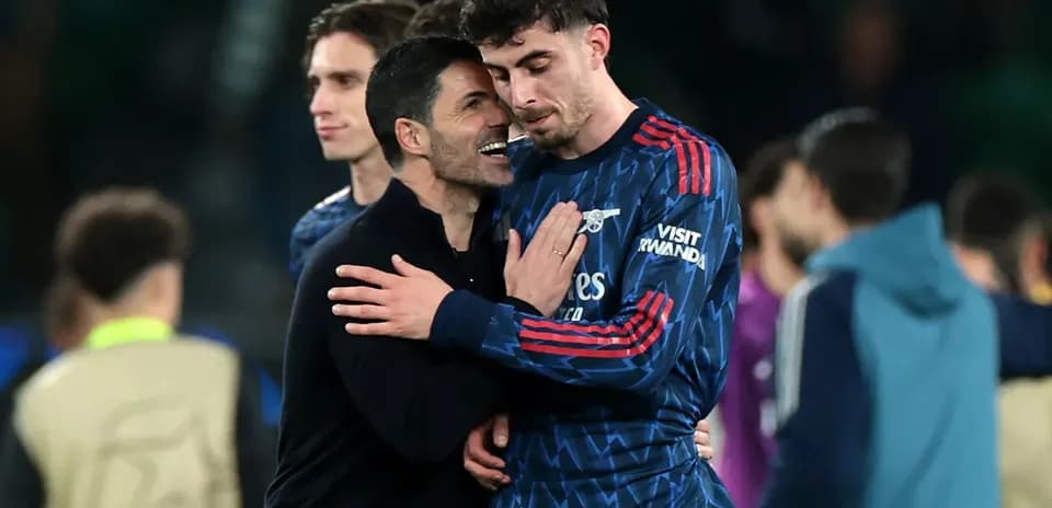 Entrenador y jugador celebrando tras el partido