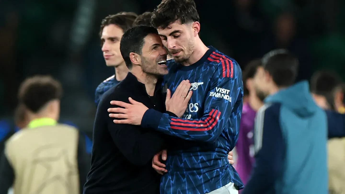 Entrenador y jugador celebrando tras el partido