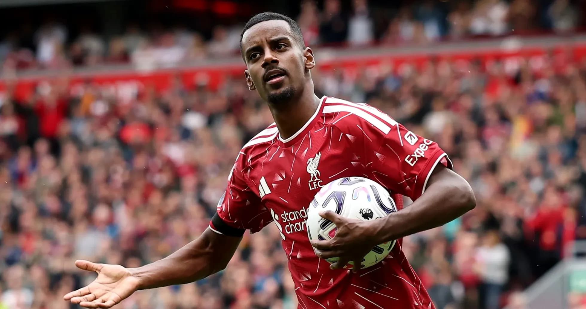 Jugador de Liverpool sosteniendo un balón durante el partido