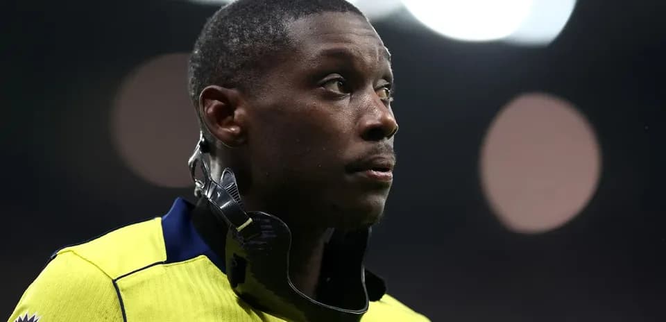 Jugador con collarín en uniforme amarillo en el campo