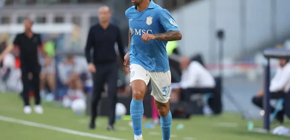 Jugador corriendo con balón durante partido de fútbol