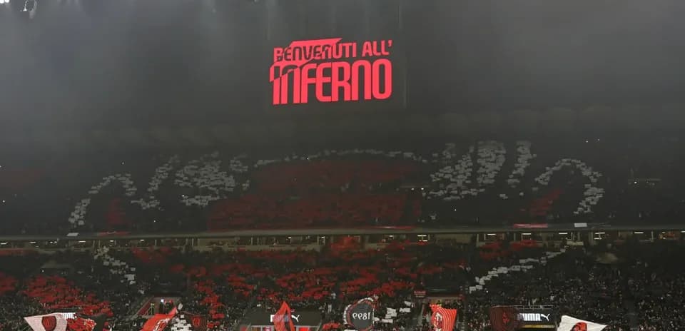 Aficionados con pancartas en el estadio San Siro