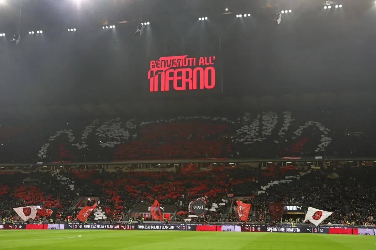 Aficionados con pancartas en el estadio San Siro