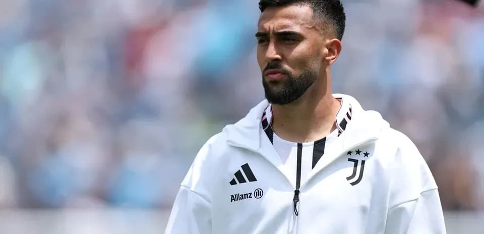 Jugador de Juventus esperando en el campo