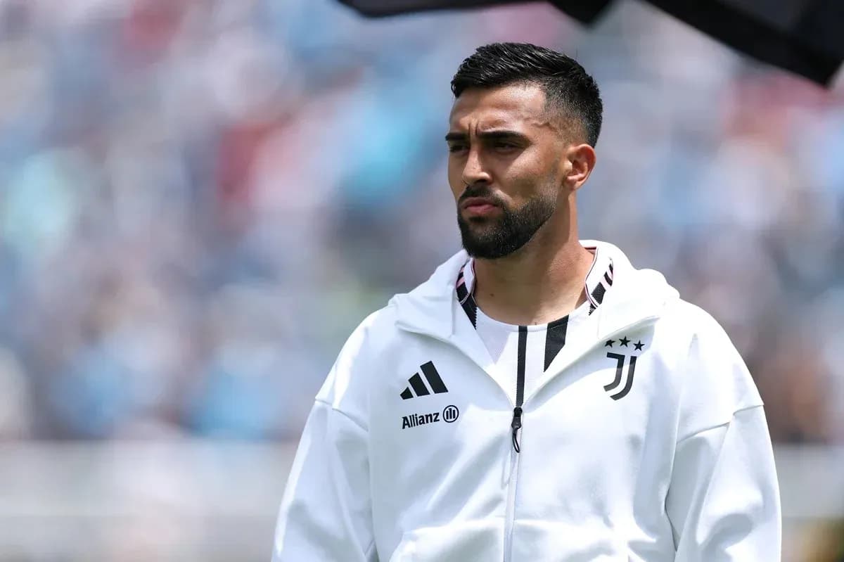 Jugador de Juventus esperando en el campo