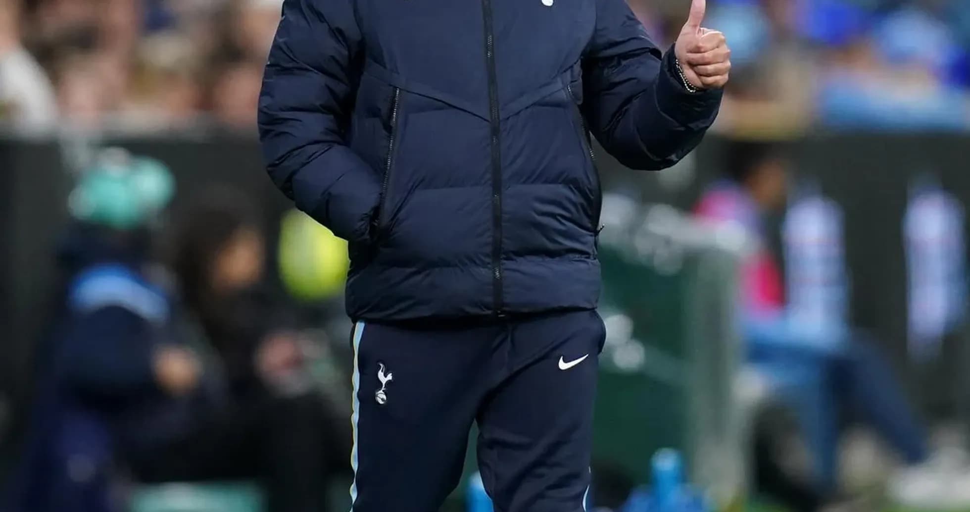 Entrenador de Tottenham caminando por la línea de banda