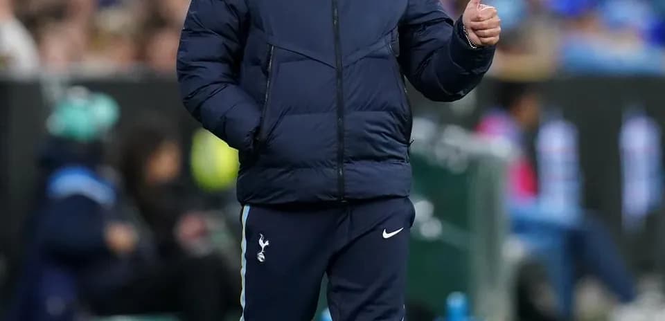 Entrenador de Tottenham caminando por la línea de banda