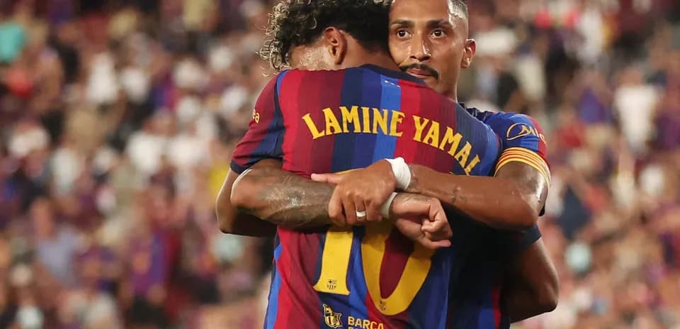 Jugadores del FC Barcelona se abrazan tras gol