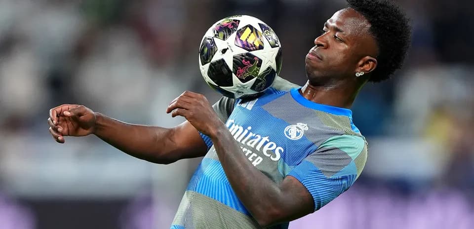 Jugador controlando el balón en el campo de juego