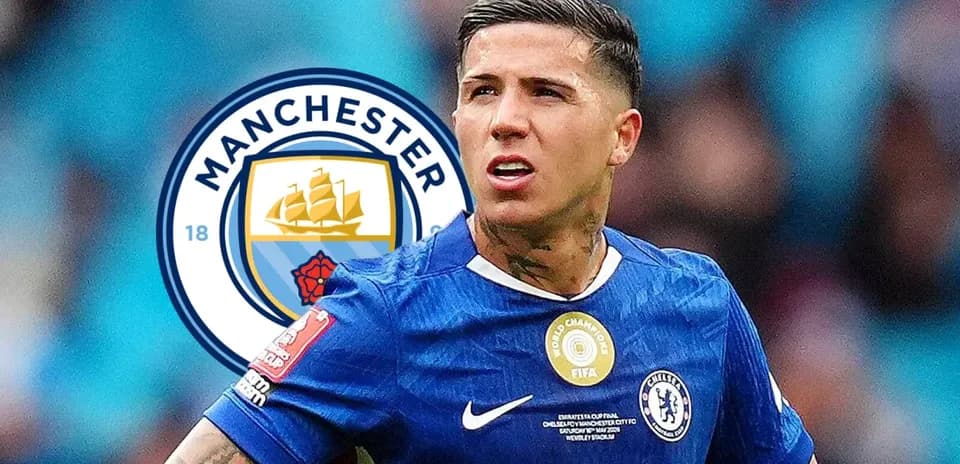 Jugador de Chelsea con logo de Manchester City de fondo