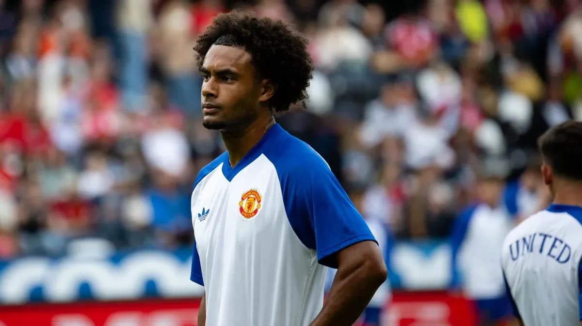 Jugador de Manchester United durante calentamiento en partido