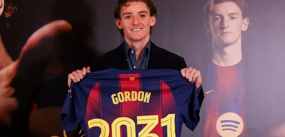 Jugador presenta camiseta del FC Barcelona con su nombre