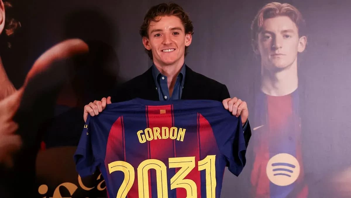 Jugador presenta camiseta del FC Barcelona con su nombre