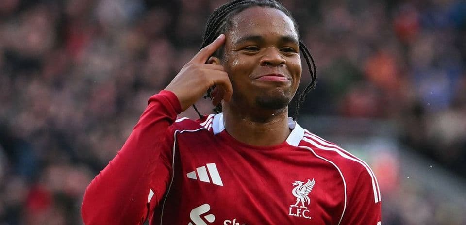 Jugador de Liverpool celebrando un gol en el campo