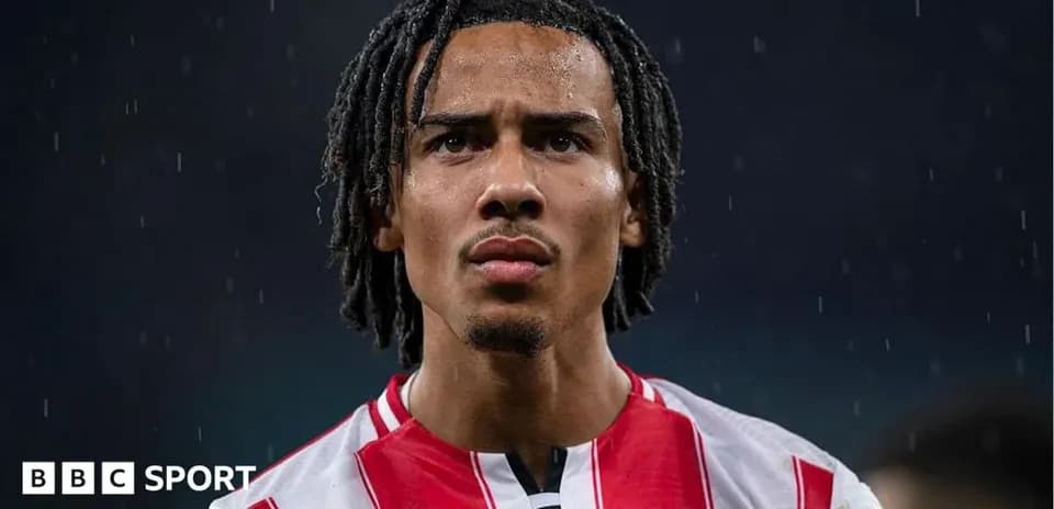 Jugador de Brentford con camiseta roja y blanca