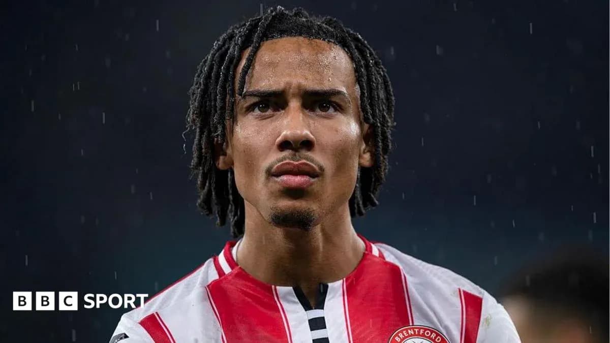 Jugador de Brentford con camiseta roja y blanca