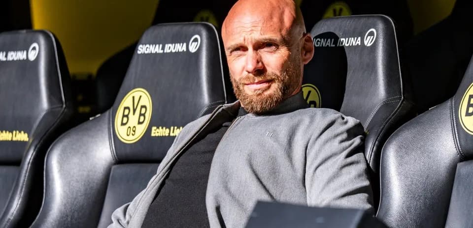 Entrenador sentado en el banquillo del estadio