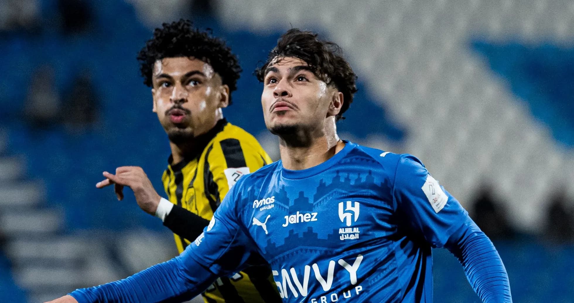 Jugadores de Al Hilal y Al Ittihad en acción
