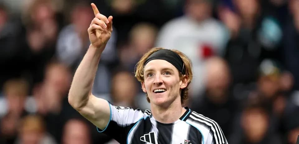 Jugador de Newcastle celebrando con el dedo levantado