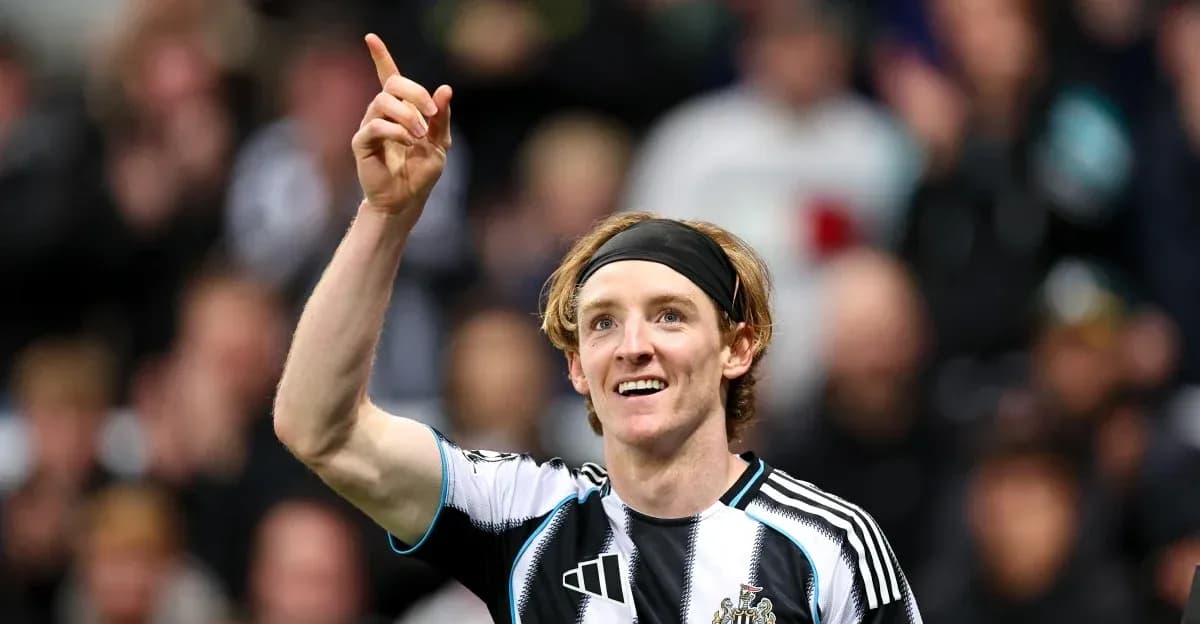 Jugador de Newcastle celebrando con el dedo levantado