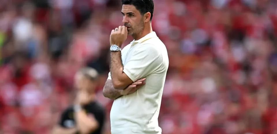 Entrenador observando el partido en el estadio